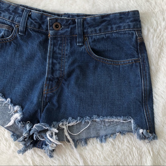 FREE PEOPLE • Distressed Denim Cutoff Jean Shorts Dark Wash Size W27 - Picture 3 of 14